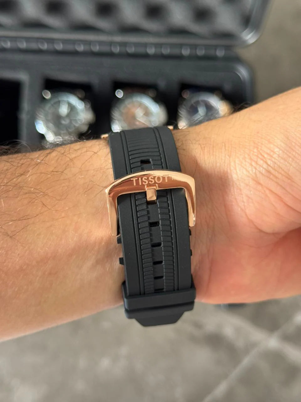 Reloj con Correa Negra y Esfera Plateada con Detalles Oro Rosa | Estilo Elegante Moderno