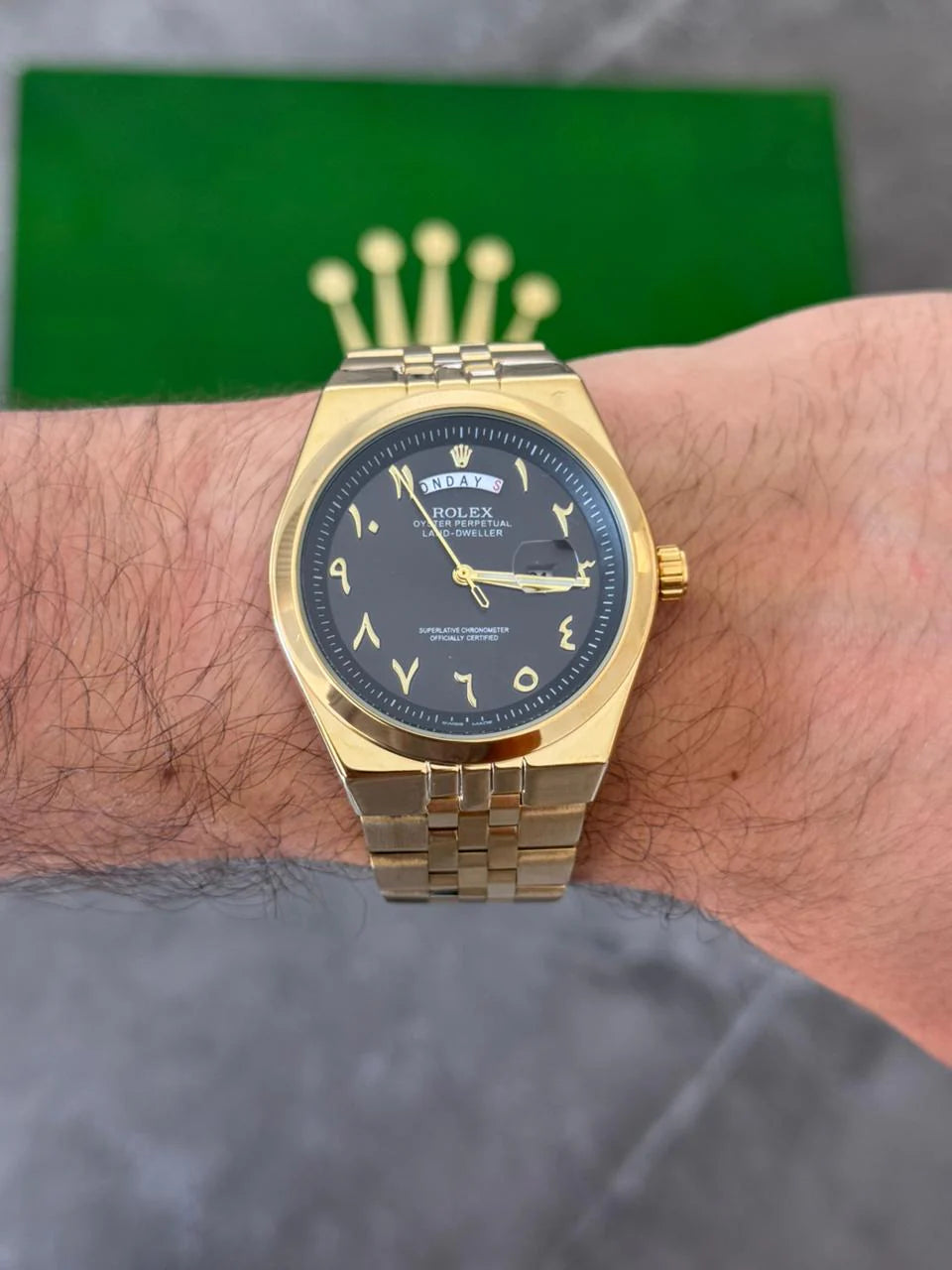 Reloj Dorado con Esfera Negra y Números Árabes | Estilo Elegante Premium