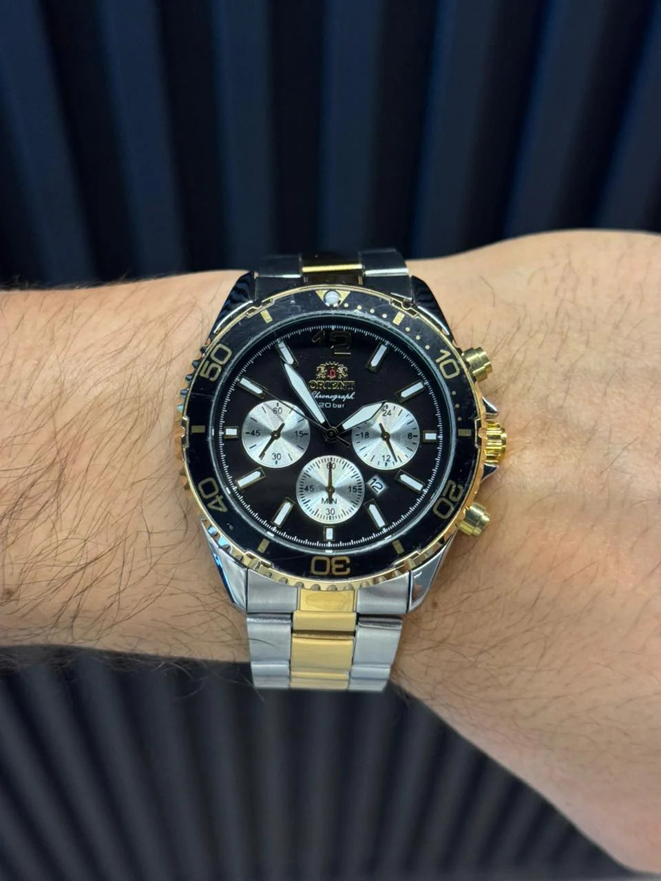 Reloj Cronógrafo Bicolor Dorado con Esfera Negra | Estilo Luxury Deportivo