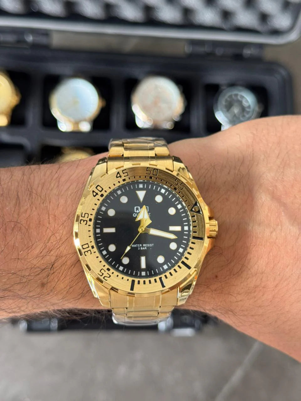 Reloj Dorado con Esfera Negro/Dorado QYQ Bazel Hombre | Luxury Elegante de Alto Impacto