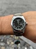 Reloj Plateado con Esfera Negra y Números Romanos | Estilo Clásico Elegante Premium