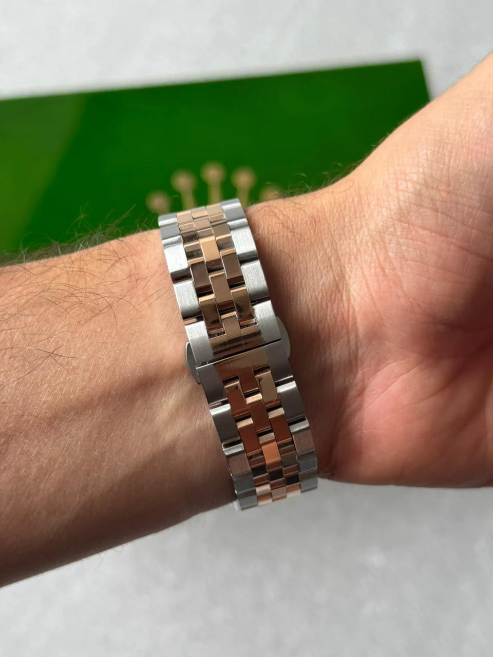 Reloj Bicolor Dorado con Esfera Negra y Números Árabes | Estilo Elegante Premium