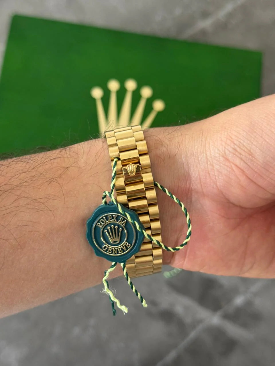 Reloj Dorado con Esfera Azul Claro | Estilo Elegante Moderno Premium