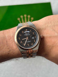Reloj Bicolor Dorado con Esfera Negra y Números Árabes | Estilo Elegante Premium