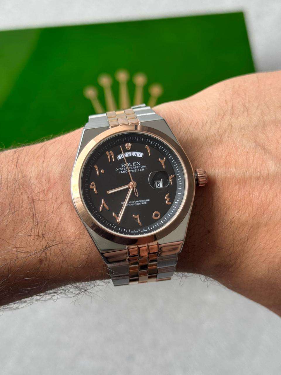 Reloj Bicolor Dorado con Esfera Negra y Números Árabes | Estilo Elegante Premium