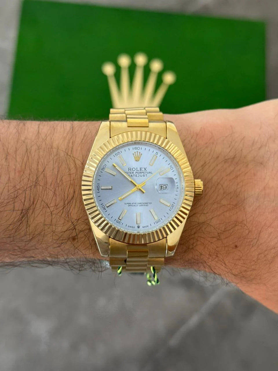 Reloj Dorado con Esfera Azul Claro | Estilo Elegante Moderno Premium