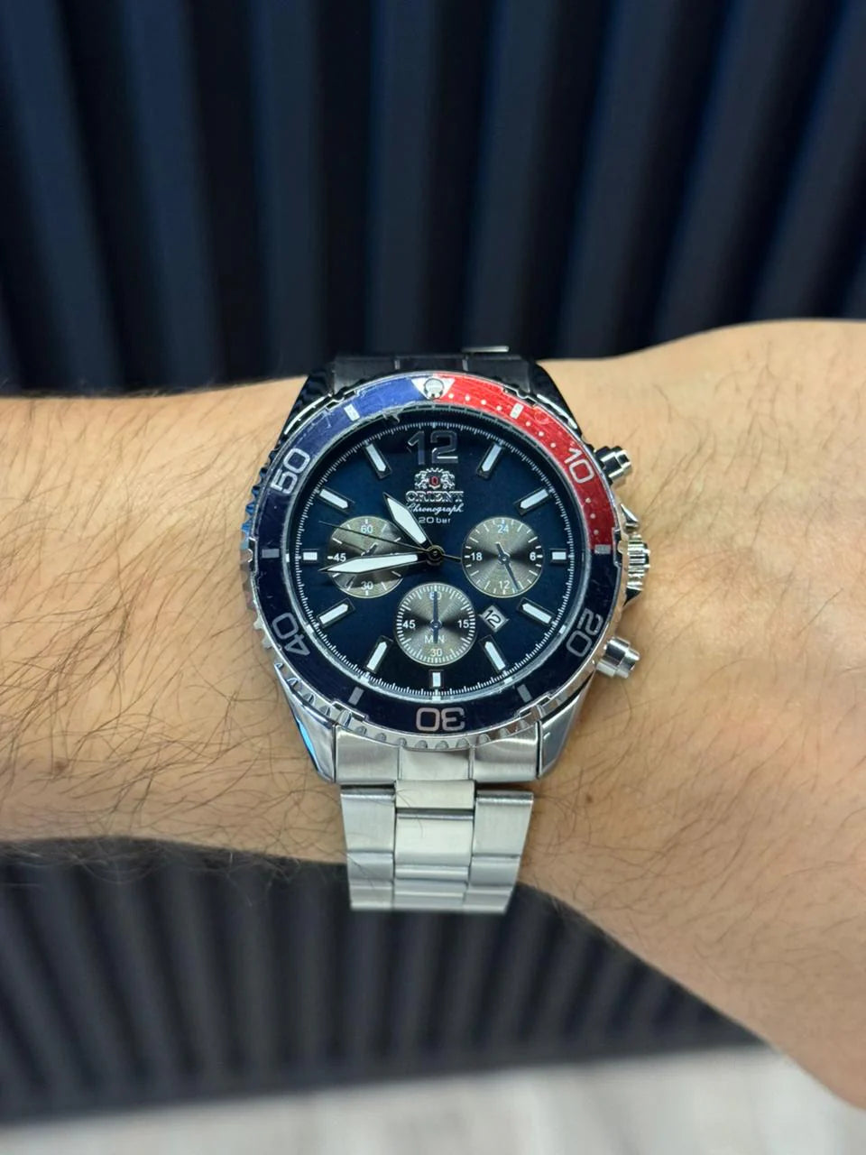 Reloj Cronógrafo Plateado con Esfera Azul y Detalles Rojos | Estilo Deportivo Premium