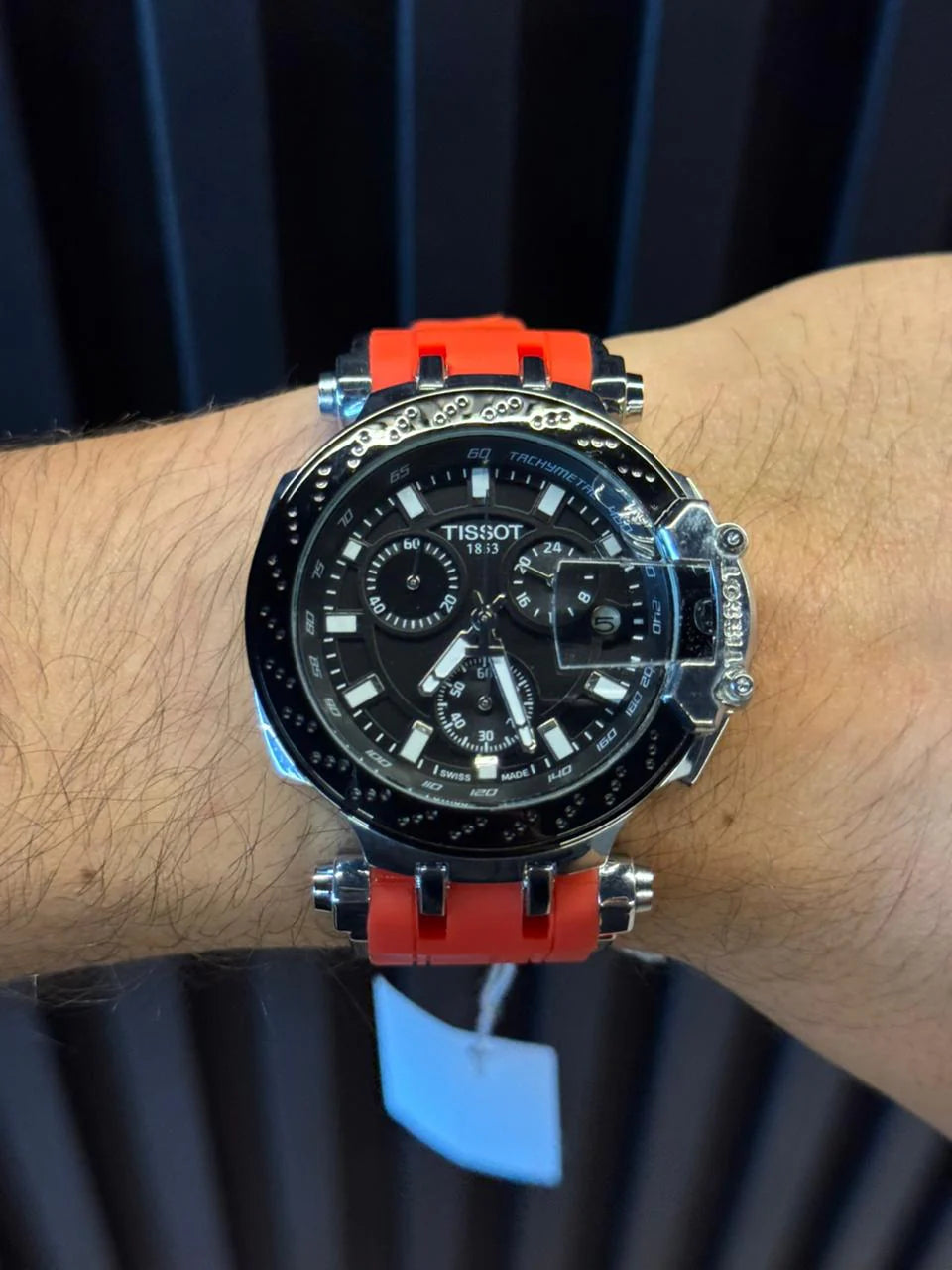 Reloj Deportivo Goma Roja con Esfera Negra y Plateado | Estilo Moderno Premium
