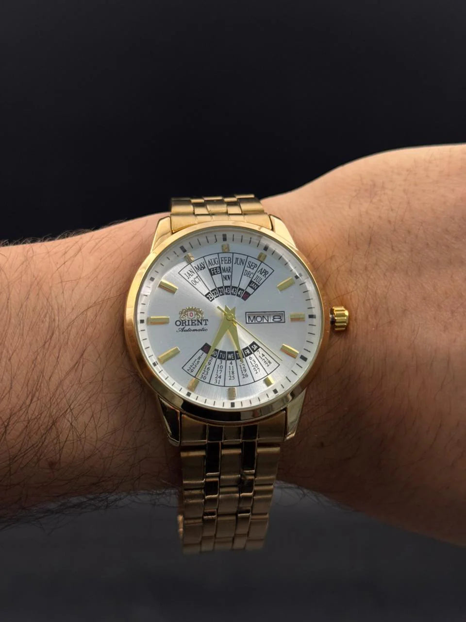 Reloj Dorado con Esfera Plateada y Calendario | Estilo Luxury Moderno Elegante