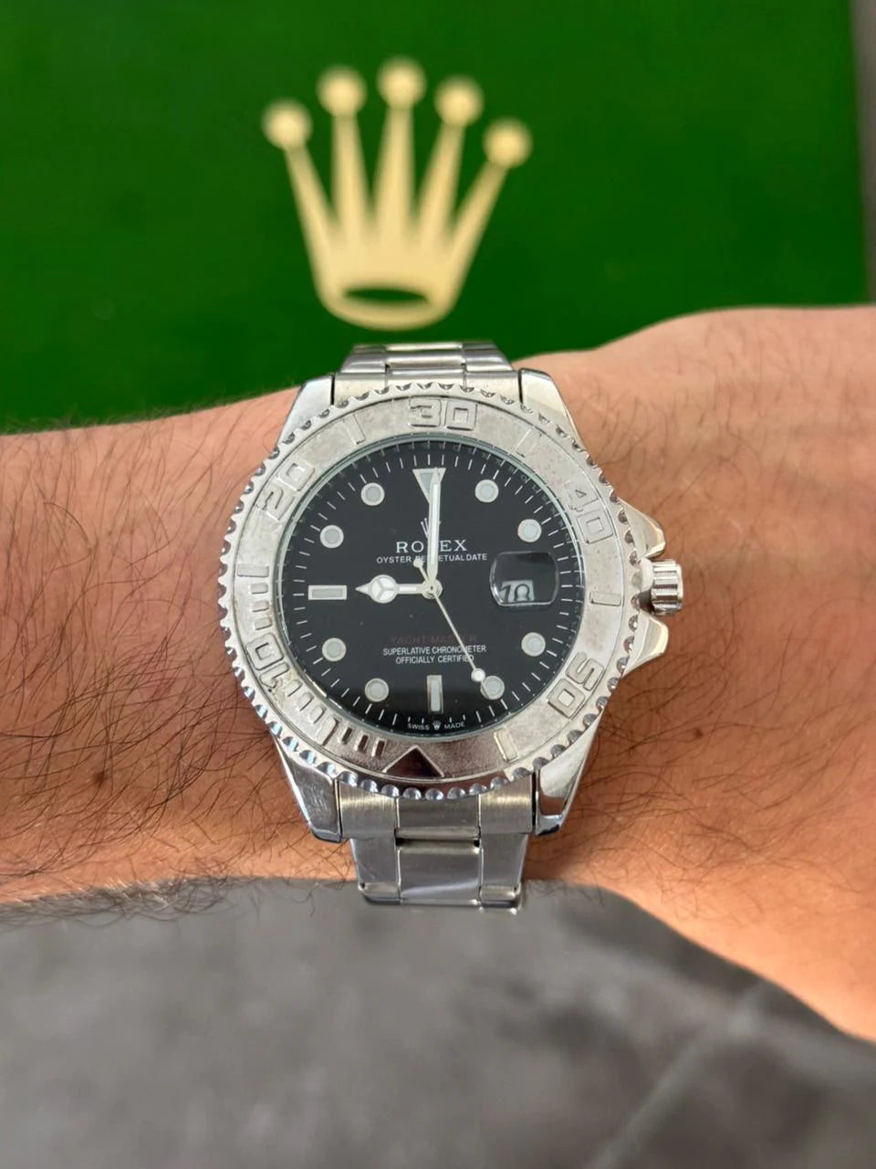 Reloj Plateado con Esfera Negra Estilo Master | Diseño Elegante y Versátil Premium