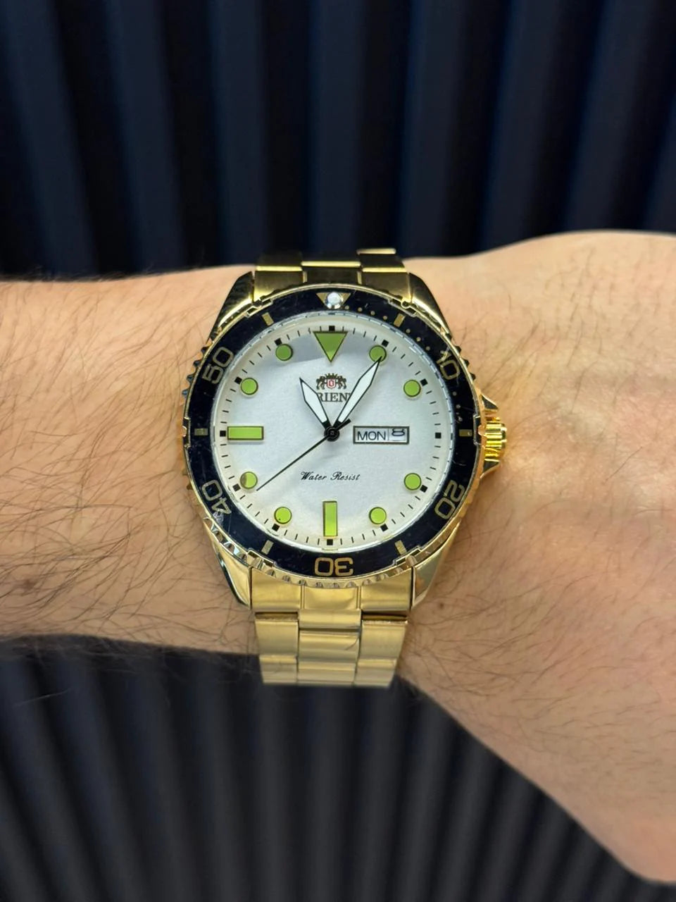 Reloj Metálico Dorado con Esfera Blanca y Detalles Negros | Estilo Clásico Elegante