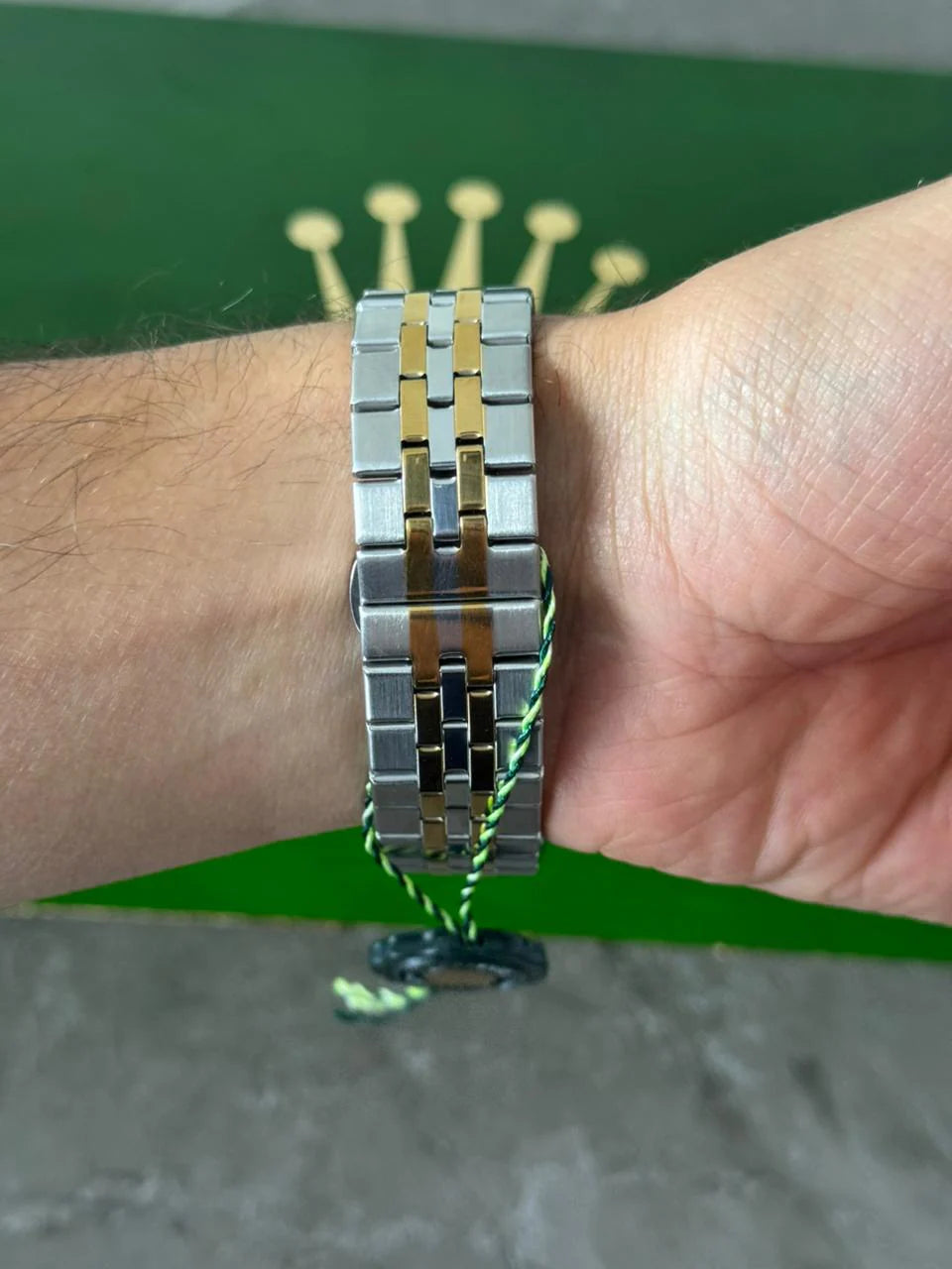 Reloj Bicolor Dorado con Esfera Negra y Detalles Tipo Diamond | Estilo Luxury Premium