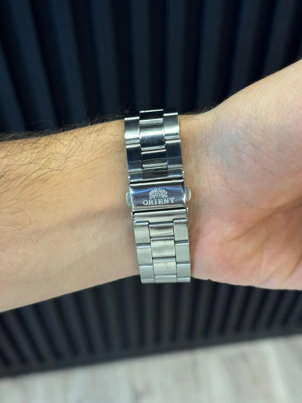 Reloj Metálico Plateado con Esfera Azul | Estilo Elegante Moderno