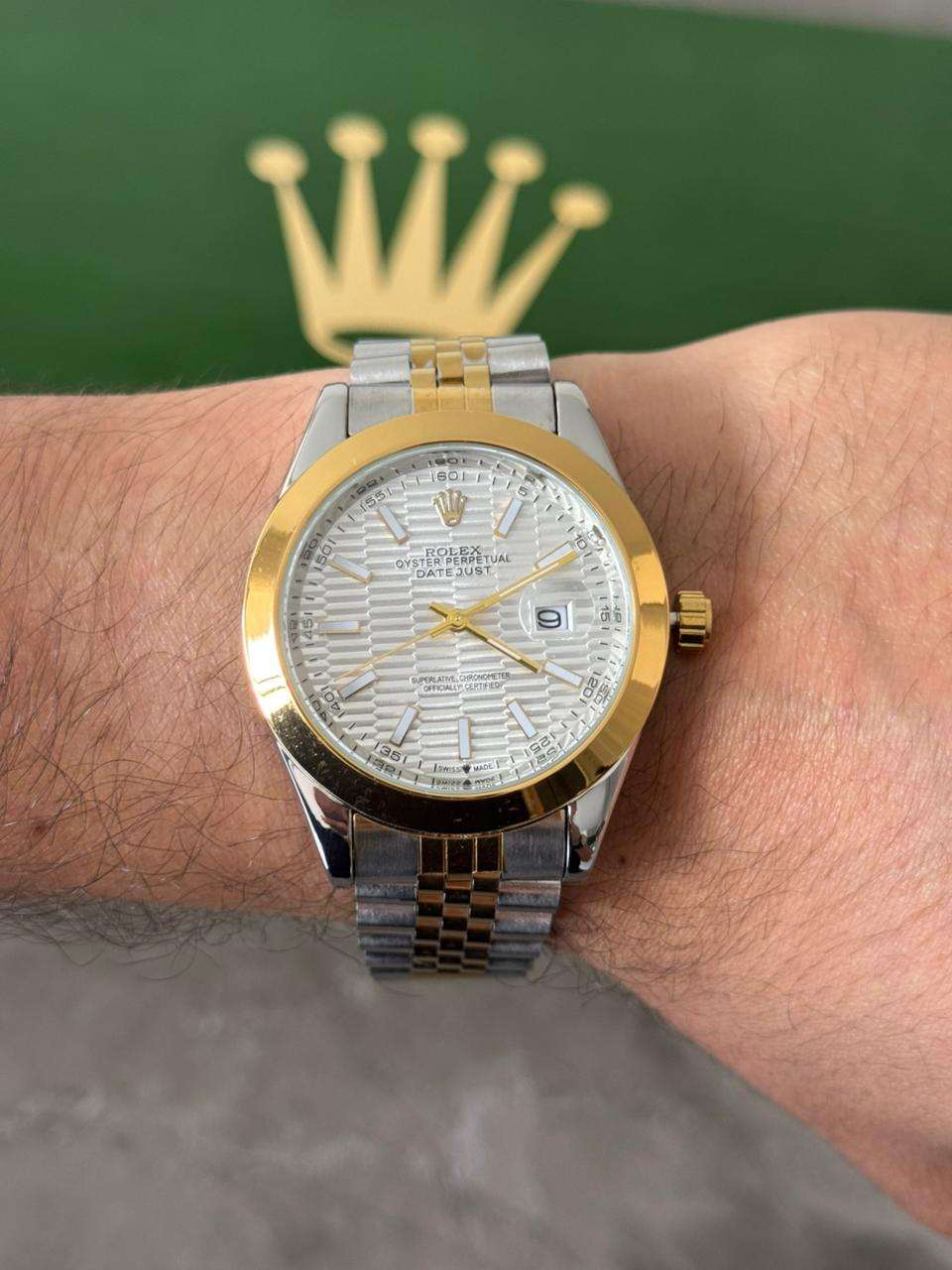 Reloj Bicolor Dorado Texturizado con Esfera Plateada | Estilo Elegante Premium