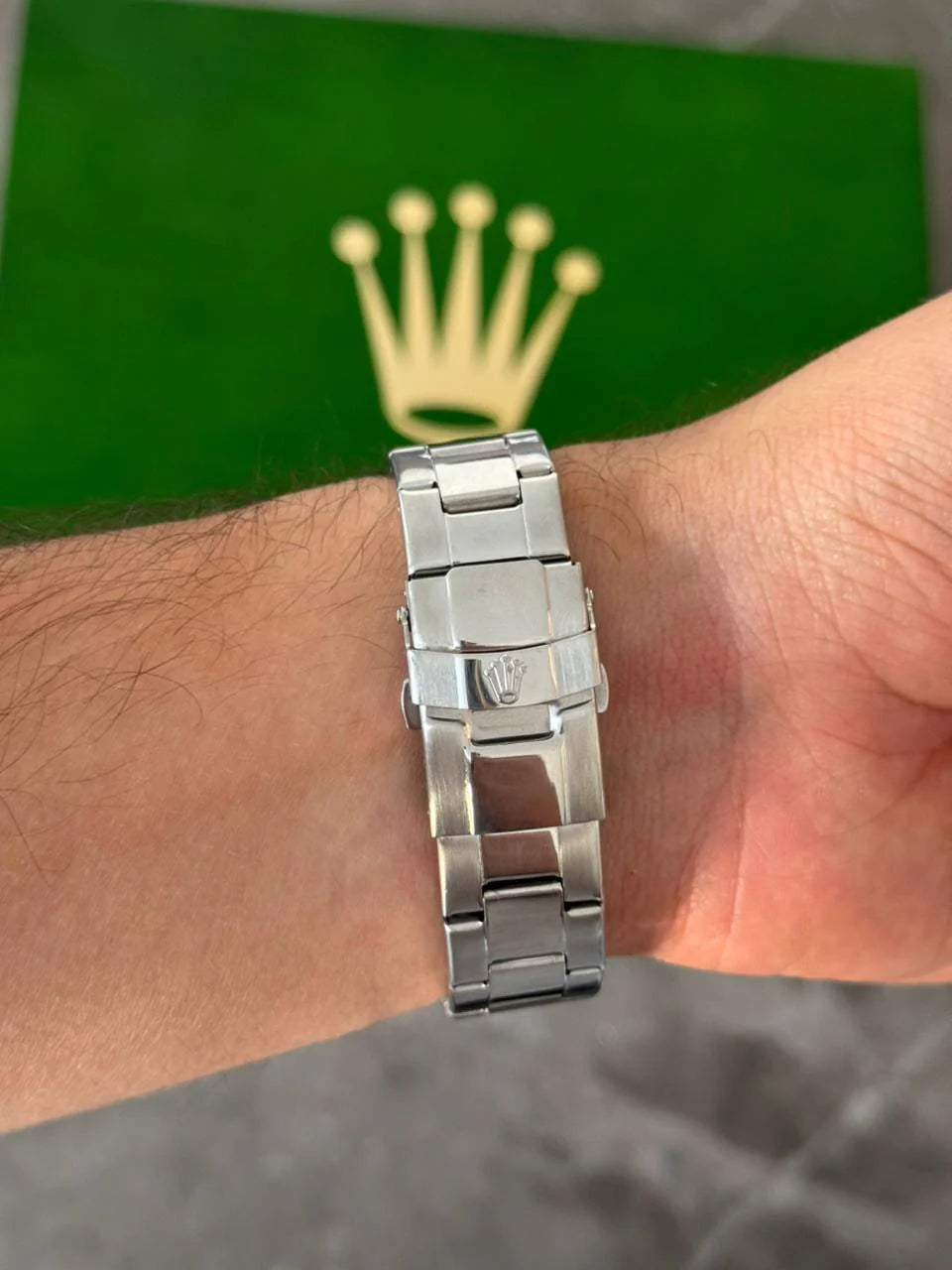 Reloj Plateado con Esfera Negra y Números Árabes | Estilo Elegante Moderno