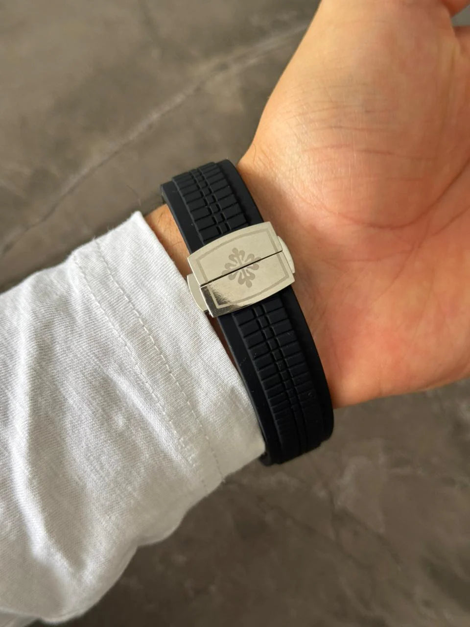 Reloj Ptk Circones Goma Negra con Tablero Blanco Plateado | Luxury White Silver Edition
