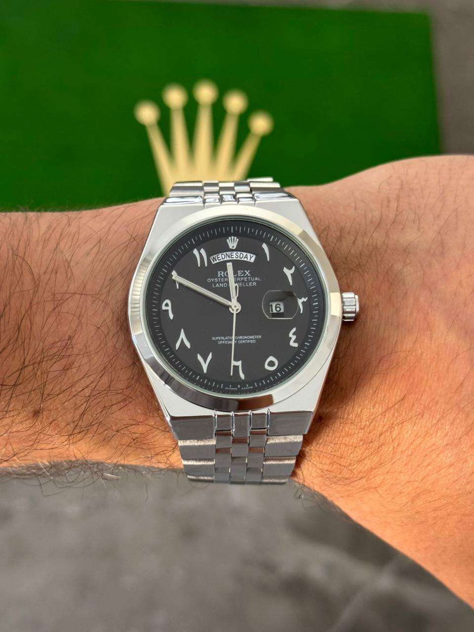 Reloj Plateado con Esfera Negra y Números Árabes | Estilo Elegante Moderno