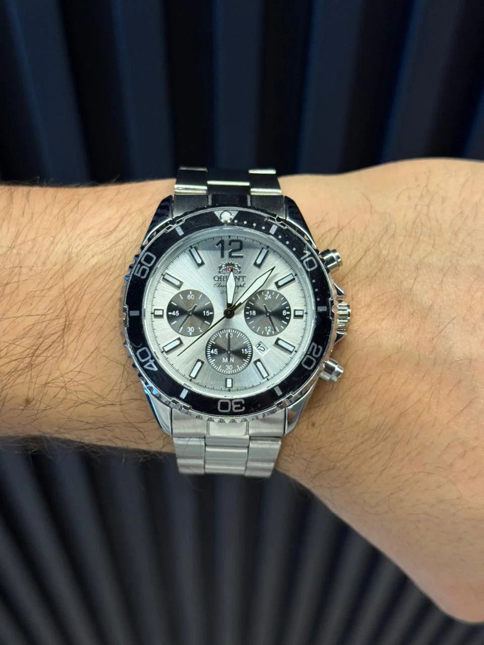 Reloj Cronógrafo Plateado con Esfera Plateada y Detalles Negros | Estilo Luxury Ejecutivo