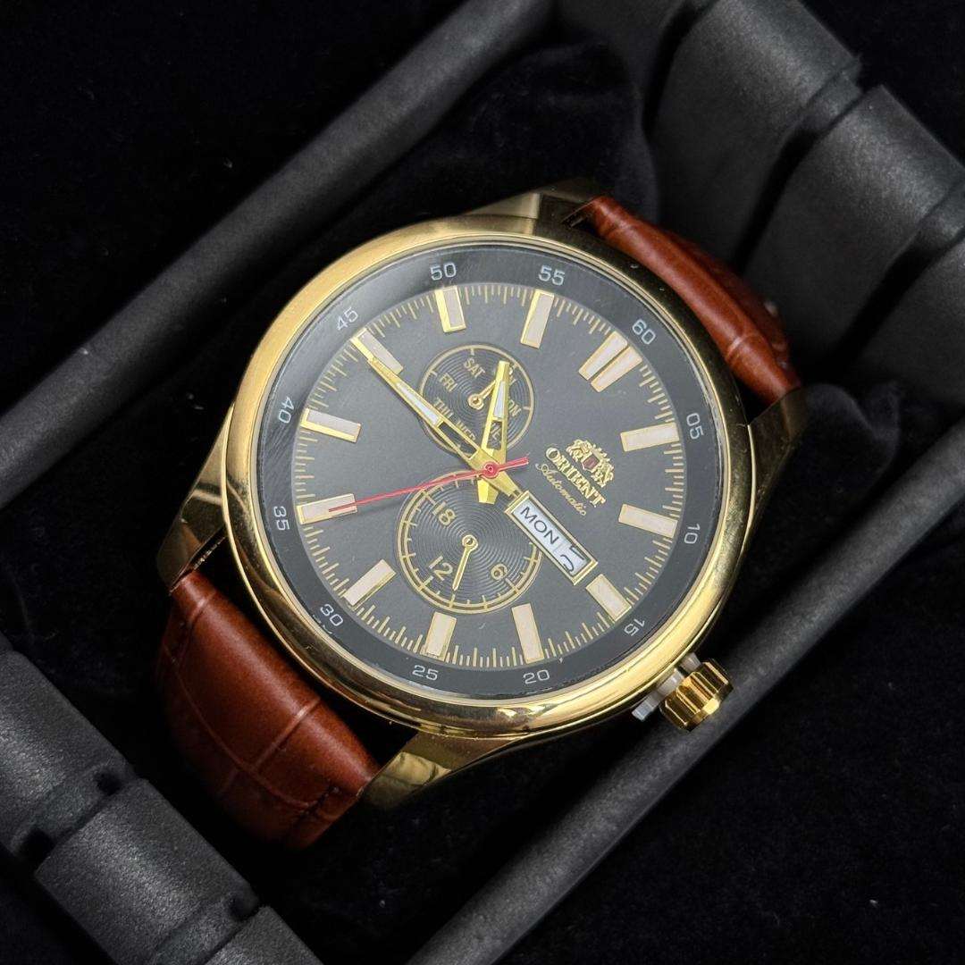 Reloj Cronógrafo Cuero Café con Esfera Negra y Dorado | Estilo Luxury Elegante