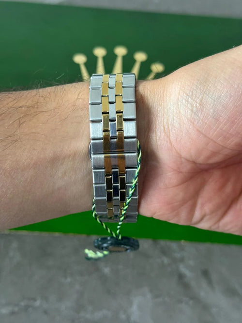 Reloj Bicolor Dorado con Esfera Negra y Números Árabes | Estilo Luxury Elegante