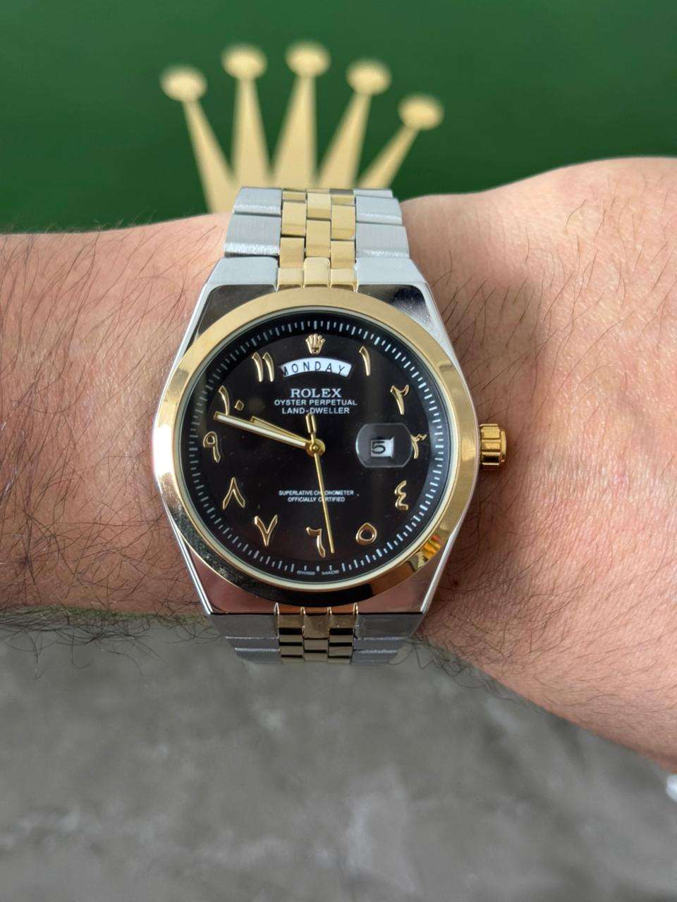 Reloj Bicolor Dorado con Esfera Negra y Números Árabes | Estilo Luxury Elegante