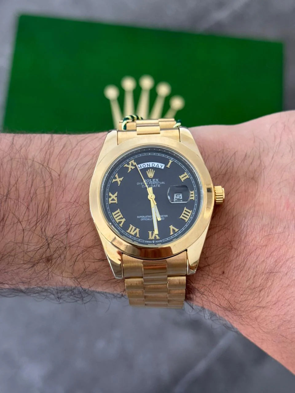 Reloj Dorado con Esfera Negra y Números Romanos | Estilo Clásico Premium