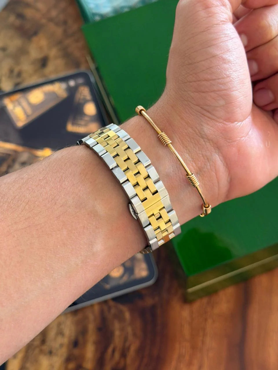 Reloj Bicolor Dorado con Esfera Verde y Números Árabes | Estilo Luxury Premium