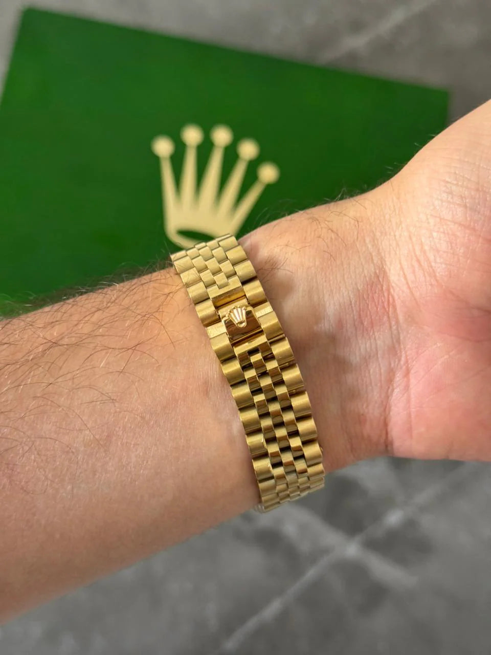 Reloj Dorado con Esfera Plateada y Números Romanos | Estilo Clásico Elegante Premium