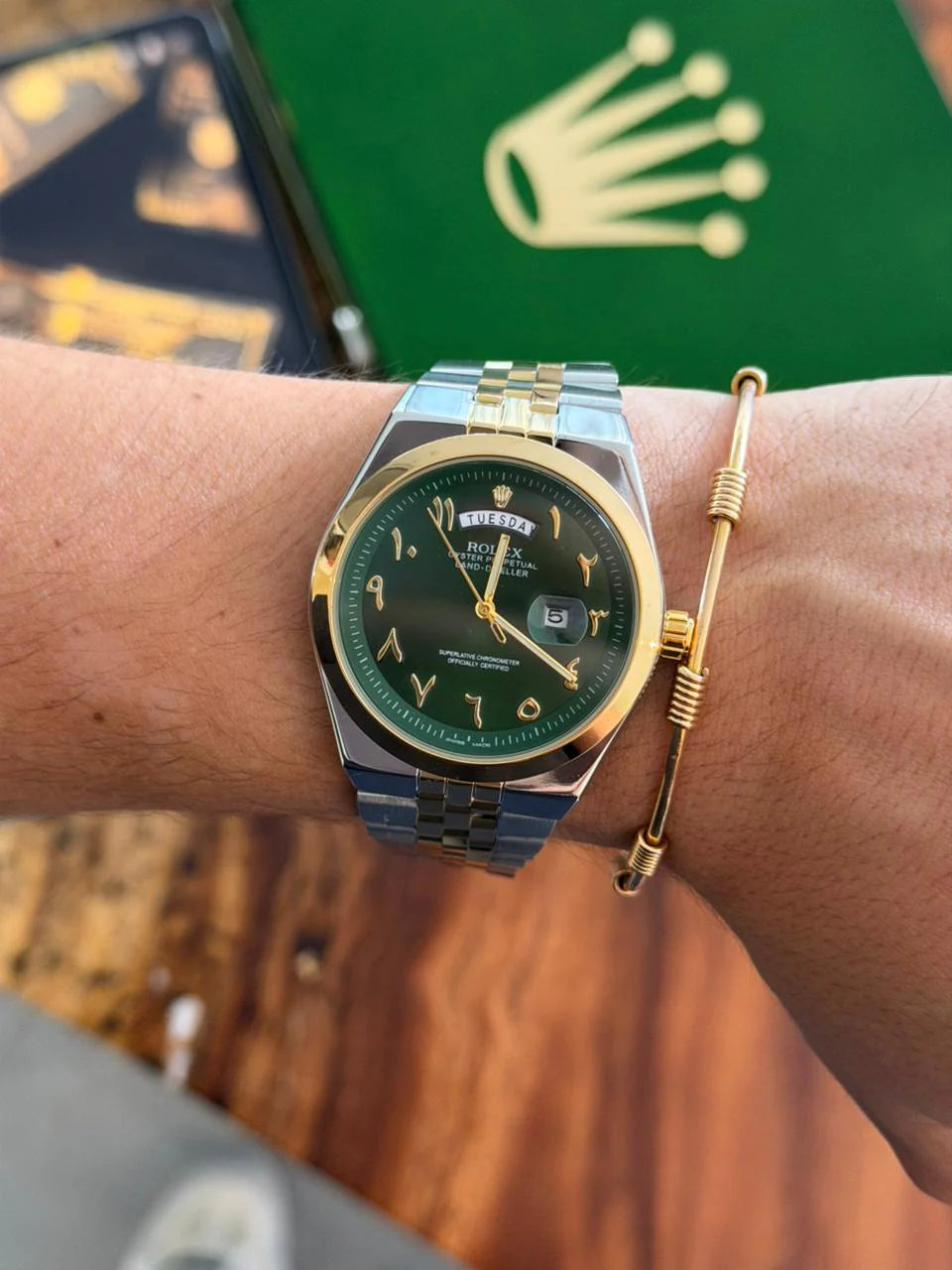 Reloj Bicolor Dorado con Esfera Verde y Números Árabes | Estilo Luxury Premium