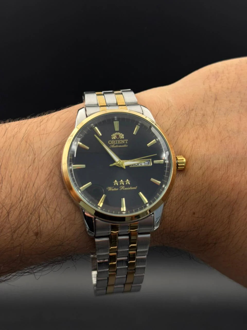 Reloj Bicolor Dorado con Esfera Negra | Estilo Luxury Elegante
