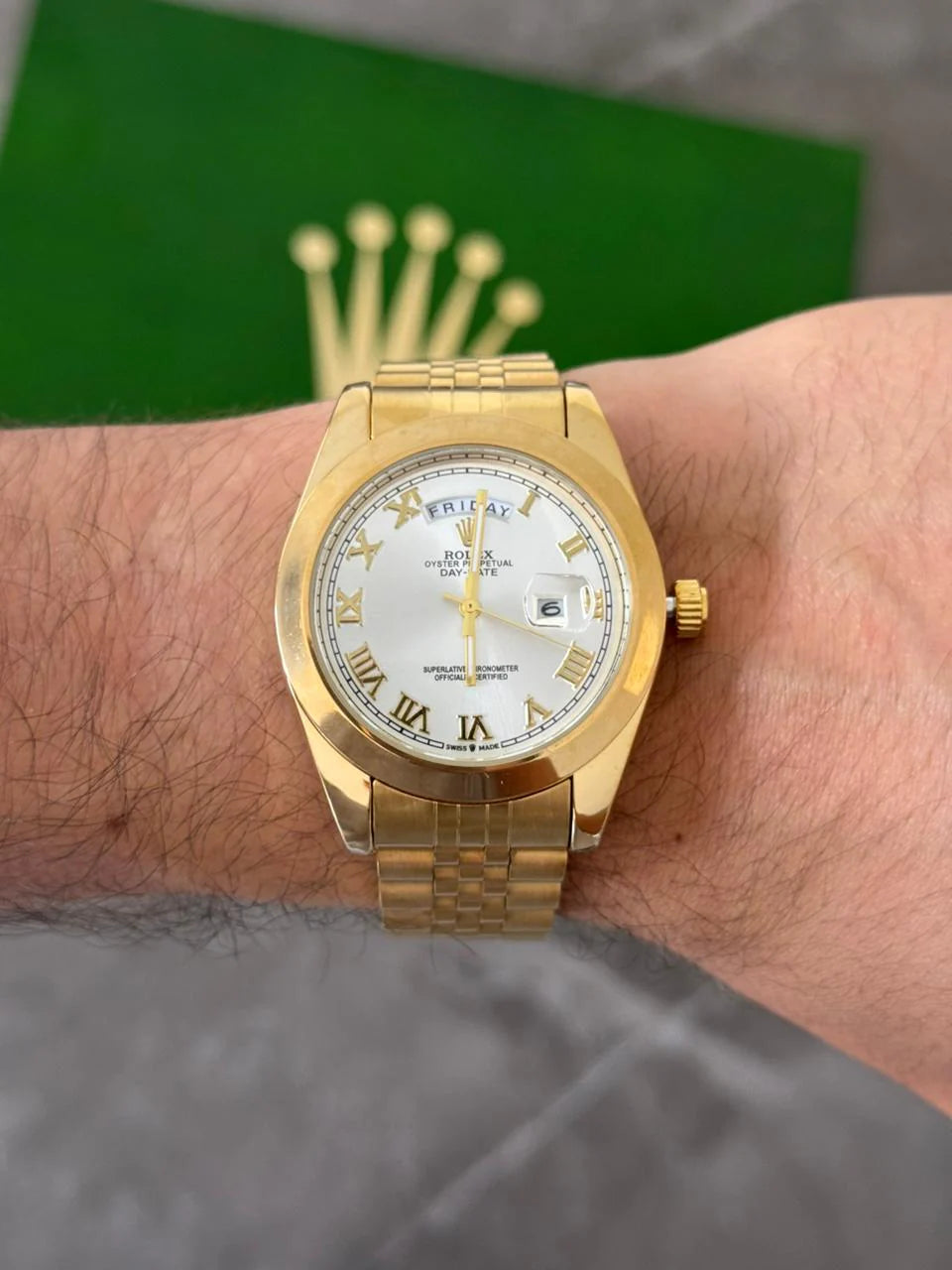 Reloj Dorado con Esfera Plateada y Números Romanos | Estilo Clásico Elegante Premium