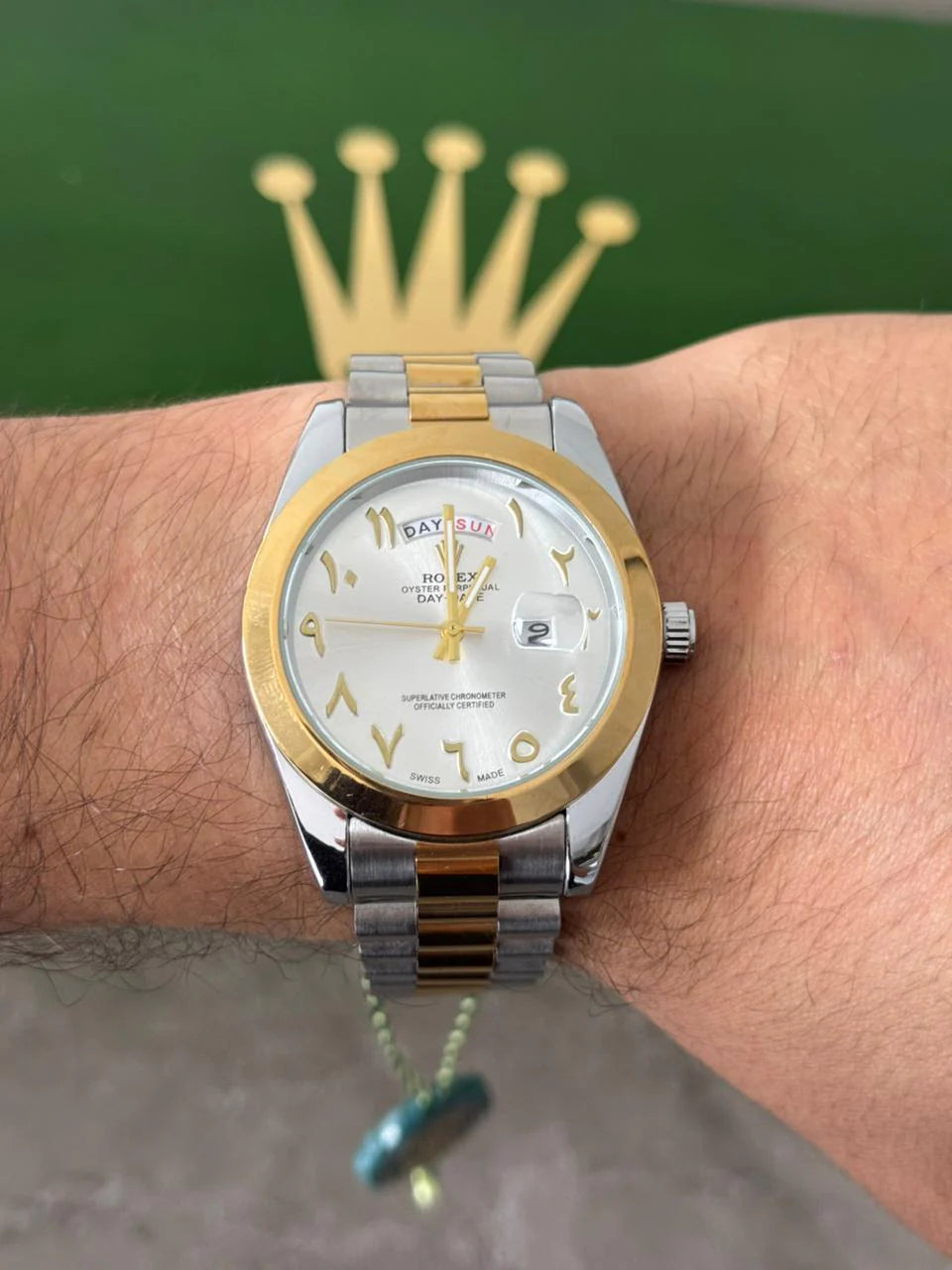 Reloj Bicolor Dorado con Esfera Plateada Estilo Árabe | Diseño Elegante Premium