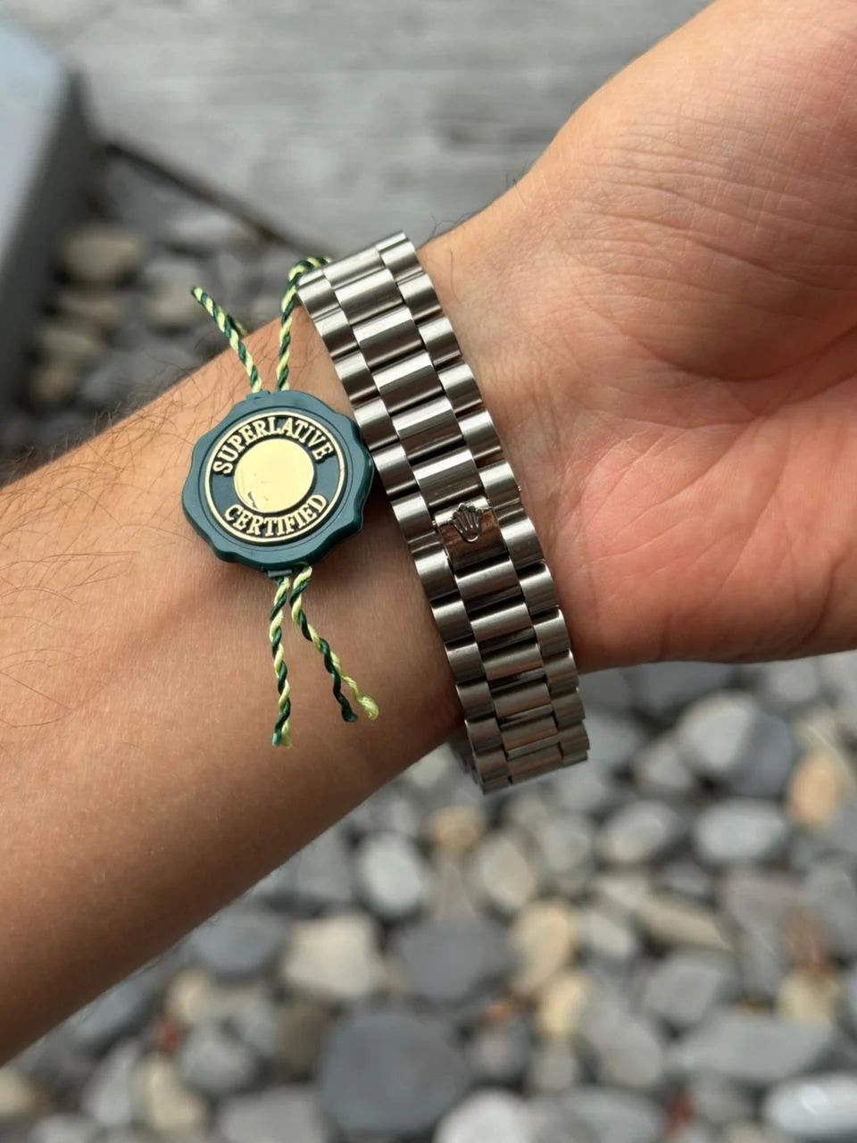Reloj Plateado con Esfera Negra Estilo Árabe | Diseño Elegante Moderno Premium