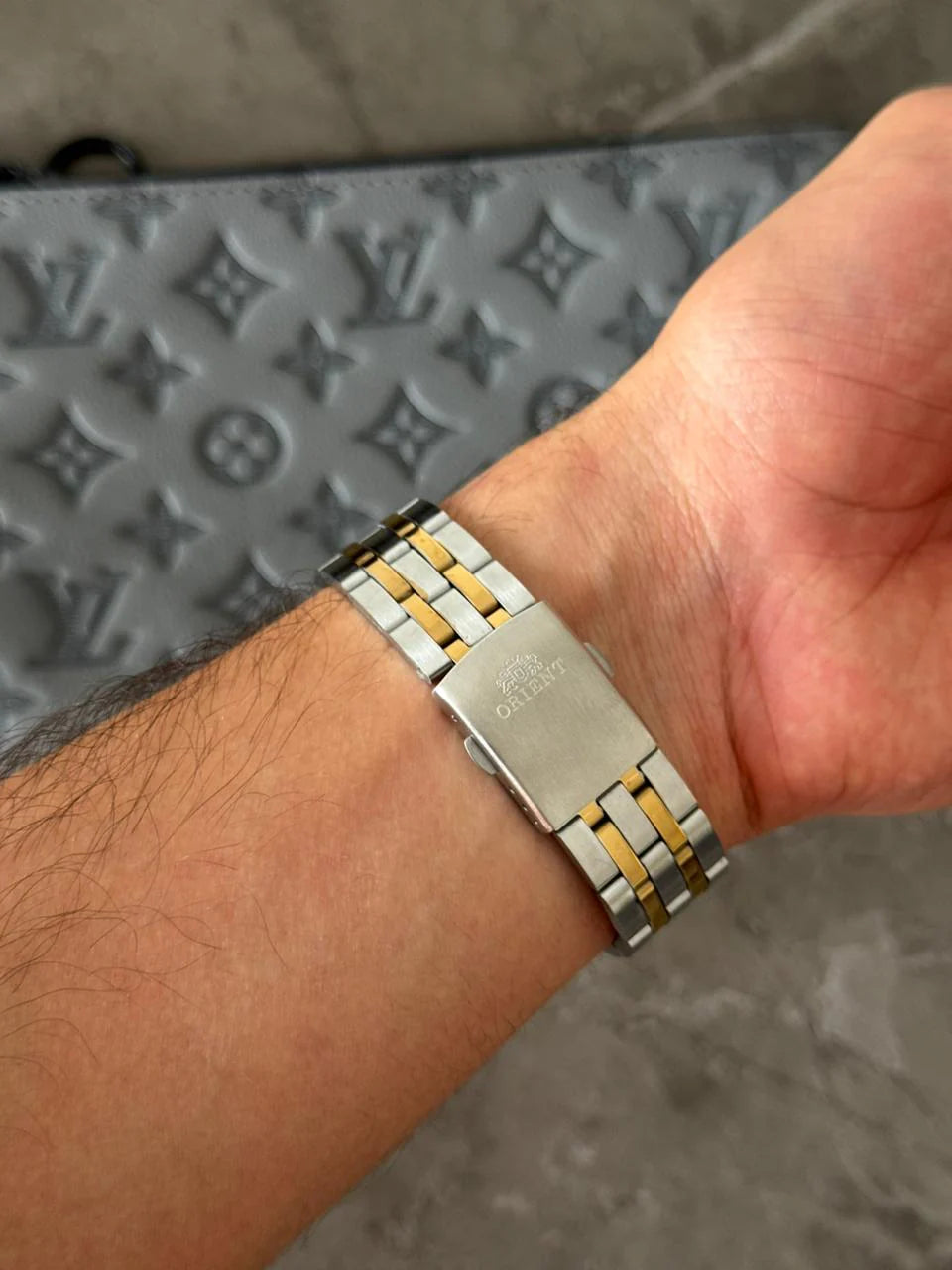 Reloj Bicolor Dorado con Esfera Plateada | Estilo Luxury Clásico