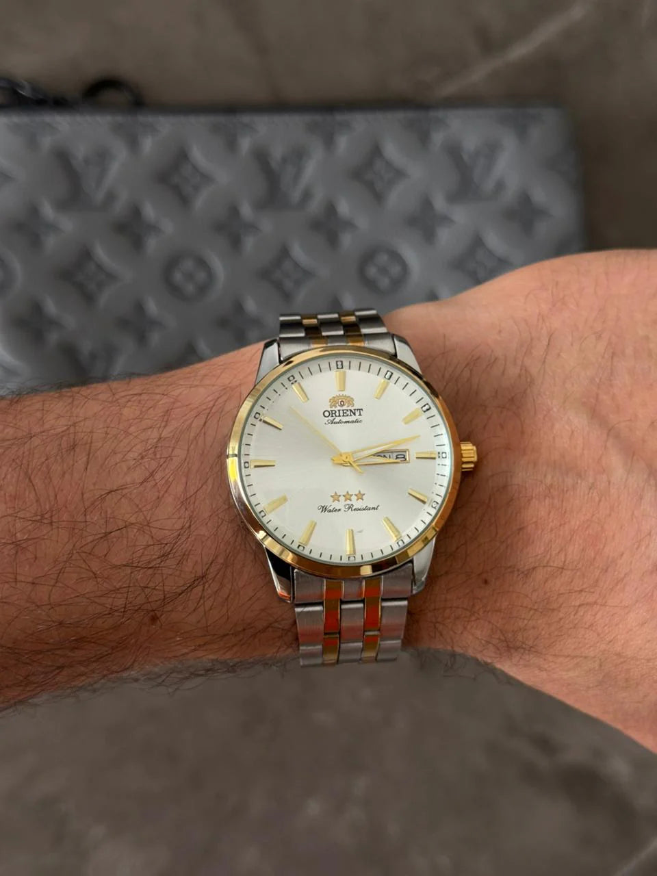 Reloj Bicolor Dorado con Esfera Plateada | Estilo Luxury Clásico