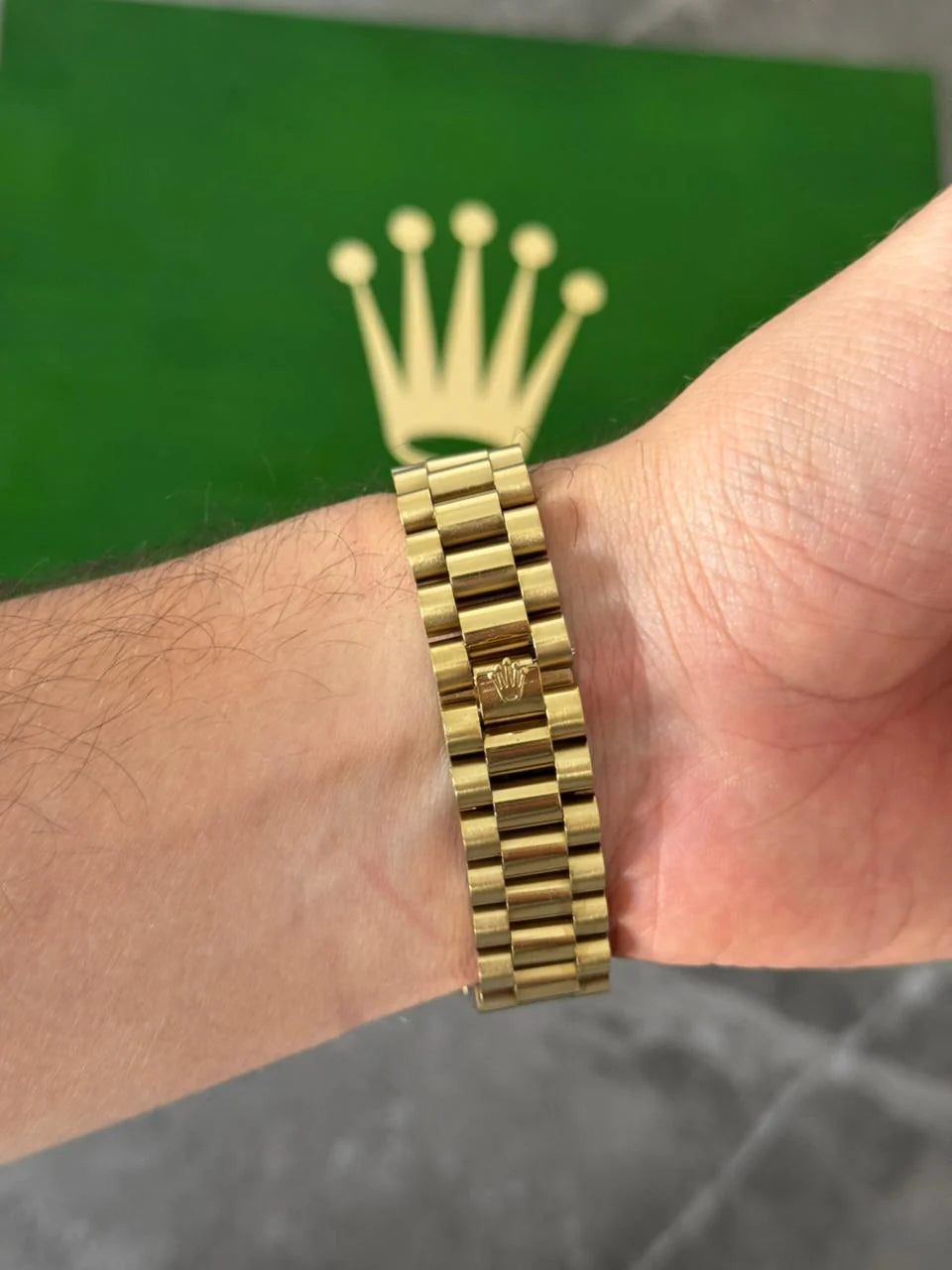 Reloj Dorado con Esfera Gris Claro | Estilo Elegante Premium