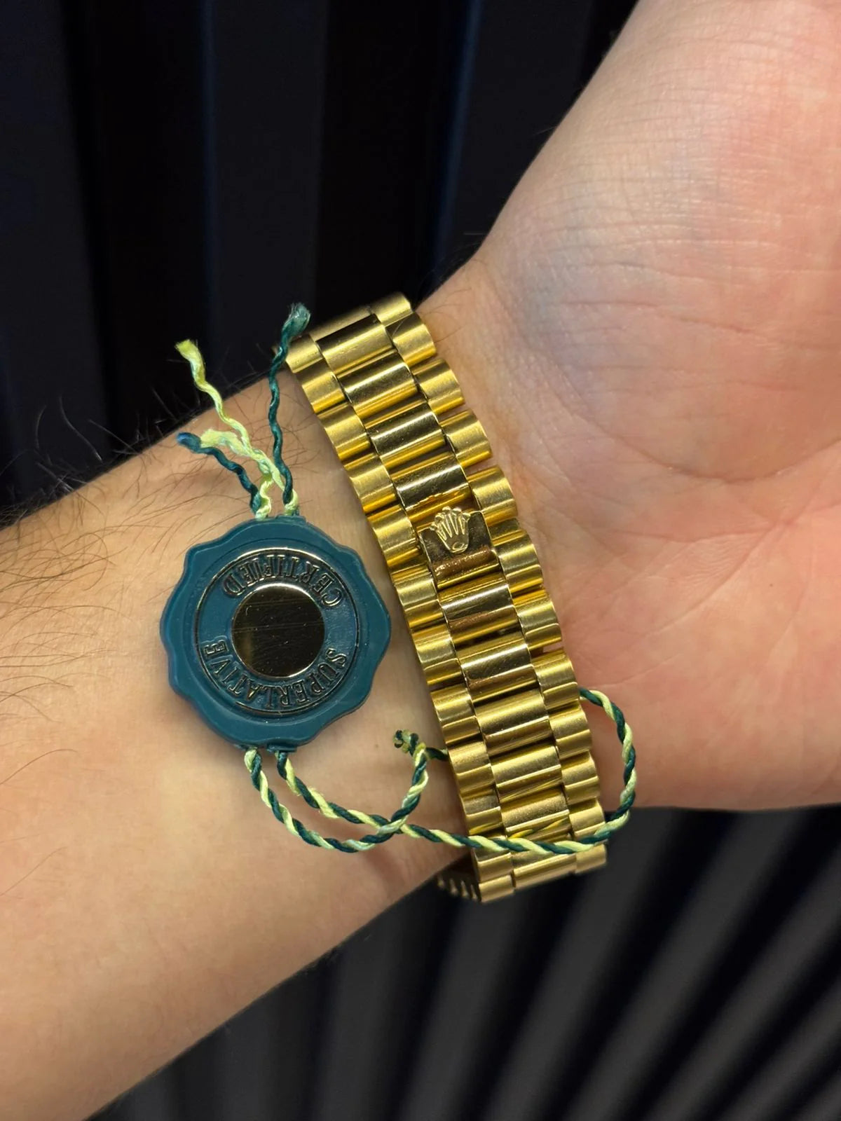 Reloj Dorado con Esfera Azul Rey y Números Romanos | Estilo Clásico Premium