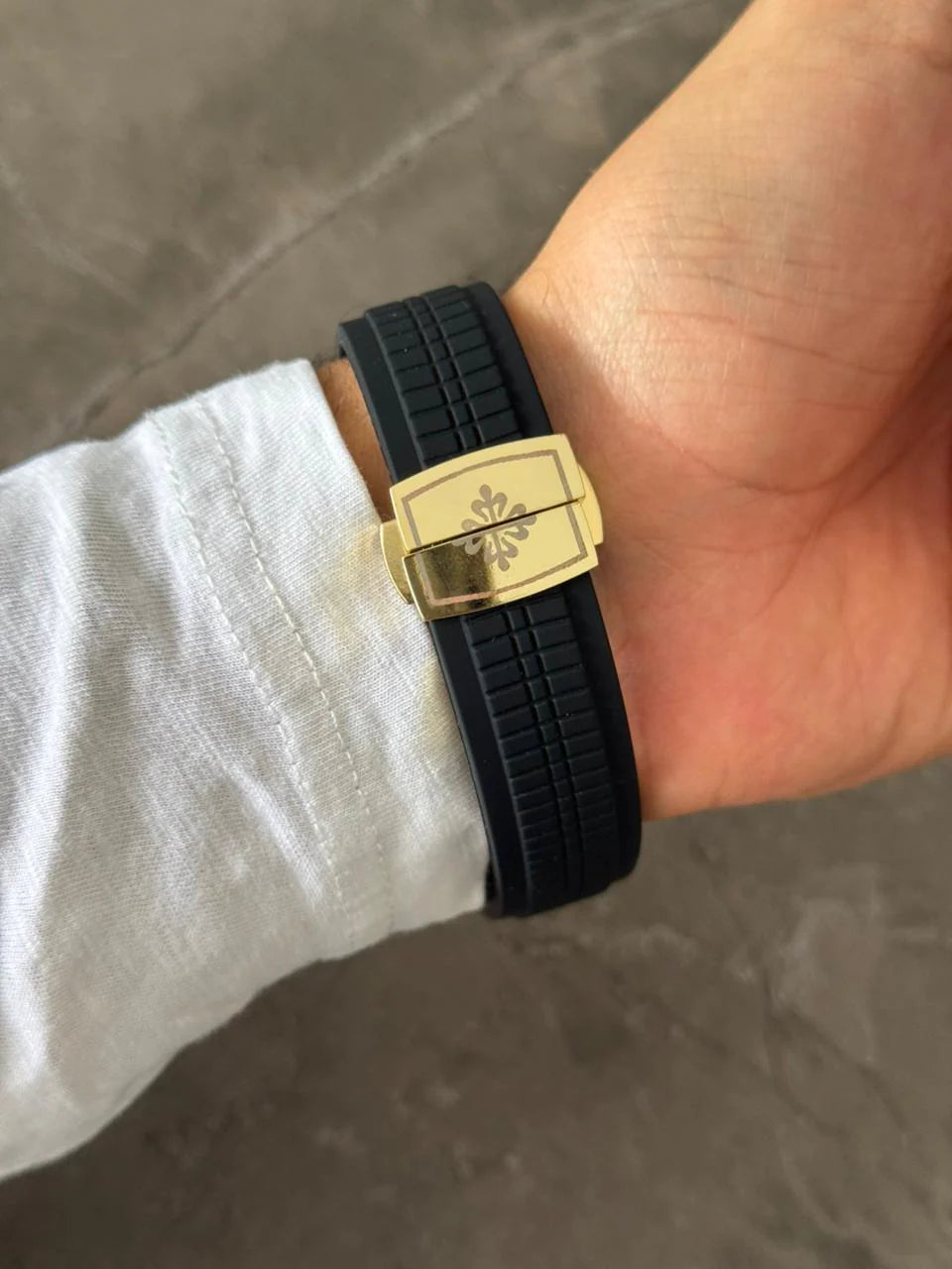 Reloj Ptk Circones Goma Negra con Tablero Dorado | Luxury Gold Black Edition
