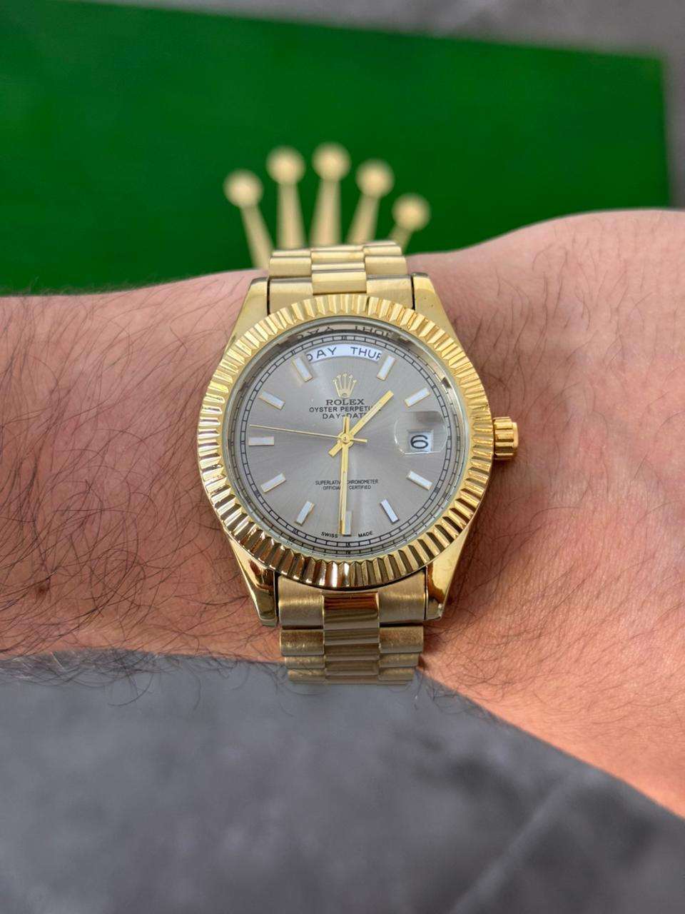 Reloj Dorado con Esfera Gris Claro | Estilo Elegante Premium