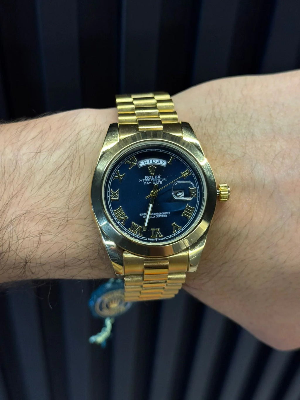 Reloj Dorado con Esfera Azul Rey y Números Romanos | Estilo Clásico Premium