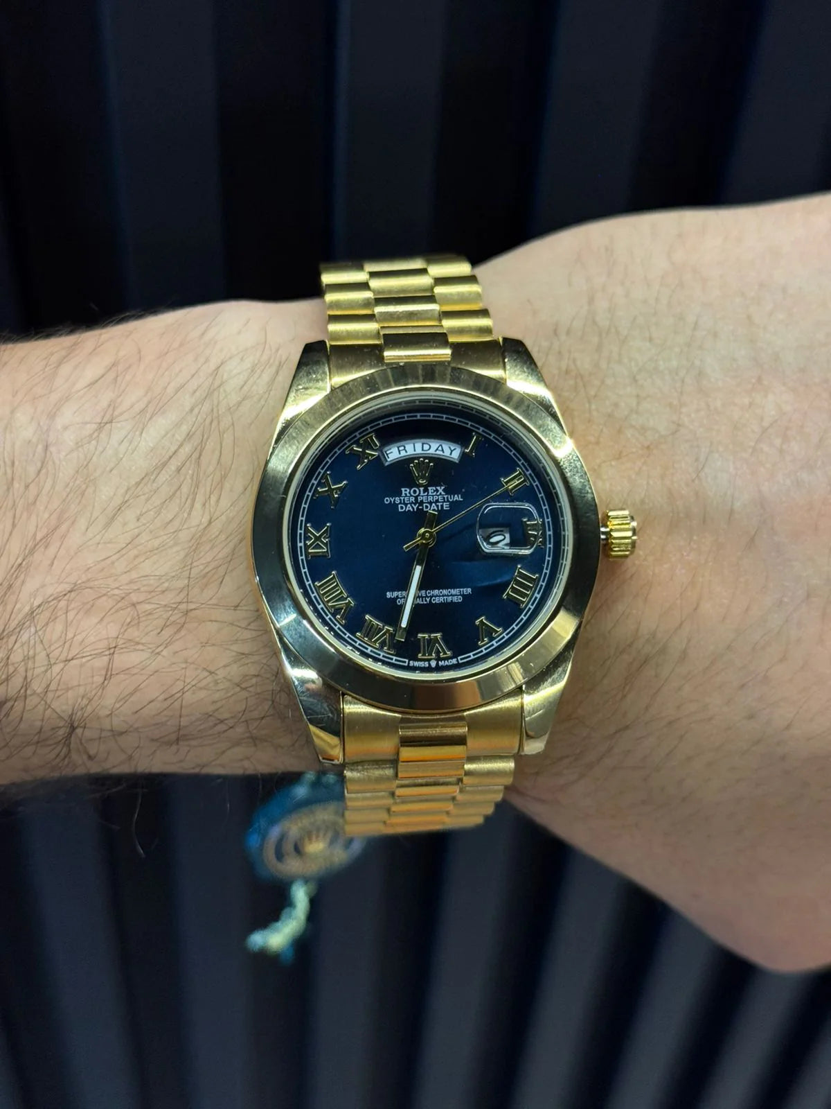 Reloj Dorado con Esfera Azul Rey y Números Romanos | Estilo Clásico Premium