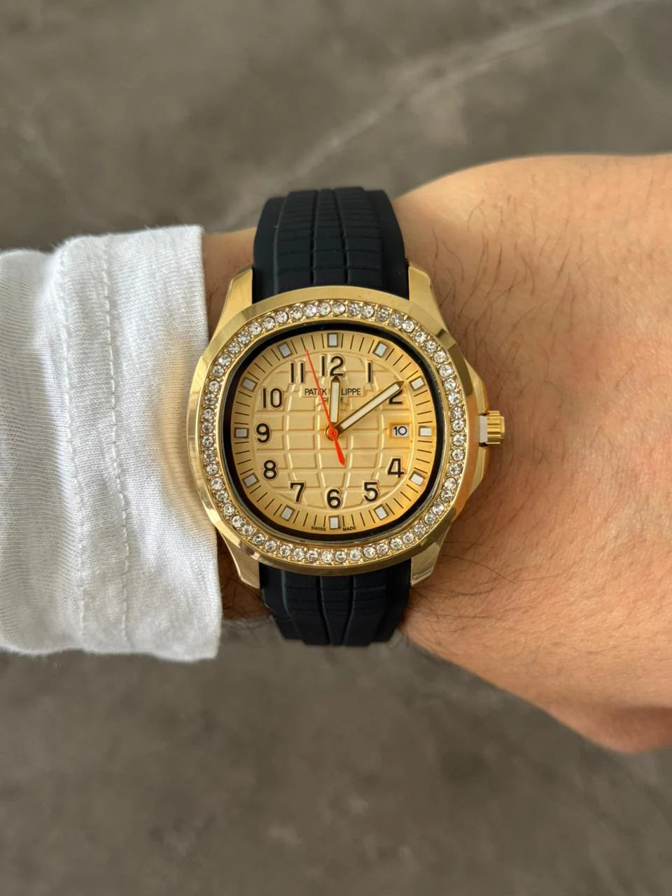Reloj Ptk Circones Goma Negra con Tablero Dorado | Luxury Gold Black Edition