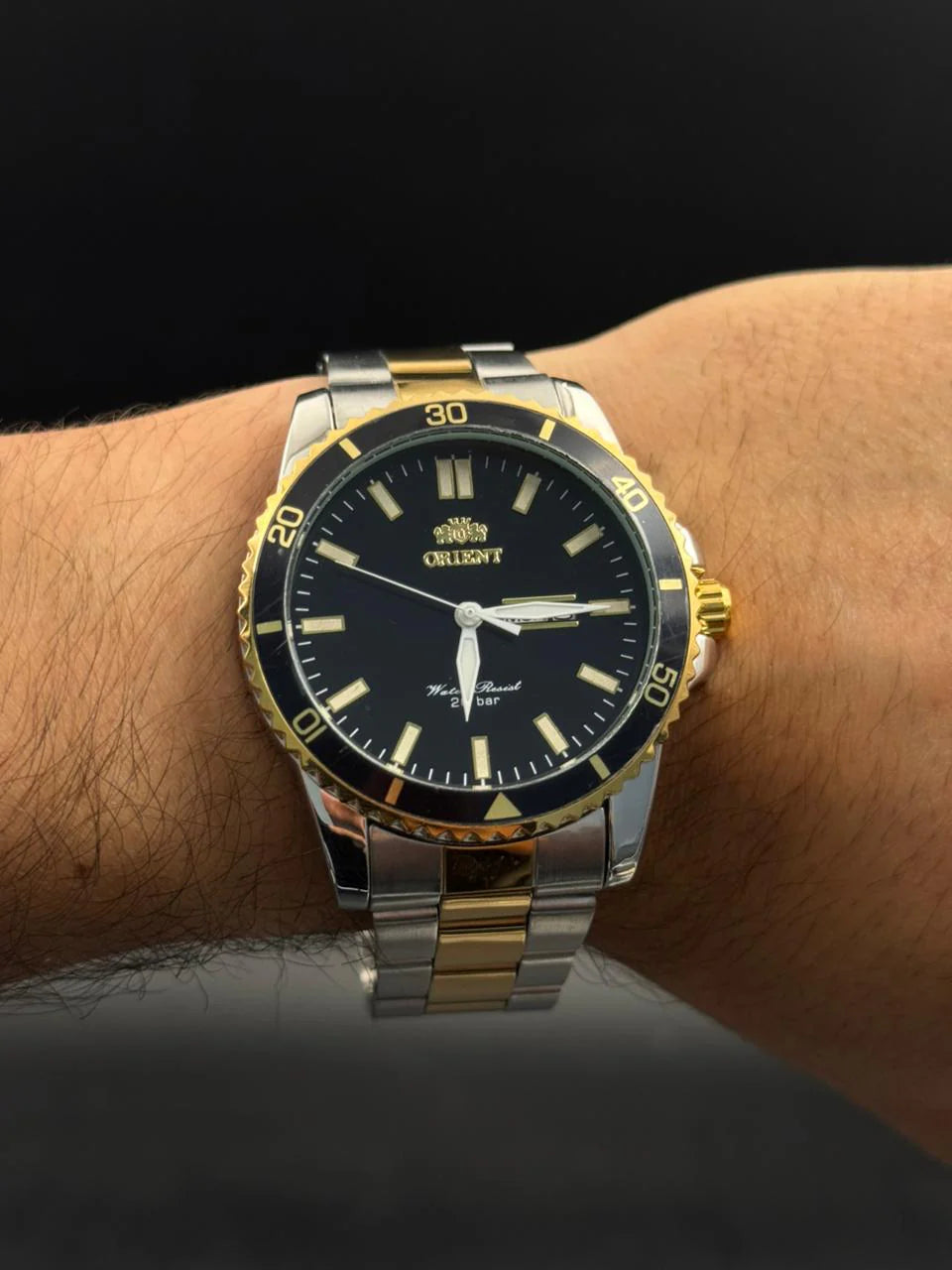 Reloj Bicolor Dorado 20 BAR con Esfera Negra | Estilo Luxury Deportivo