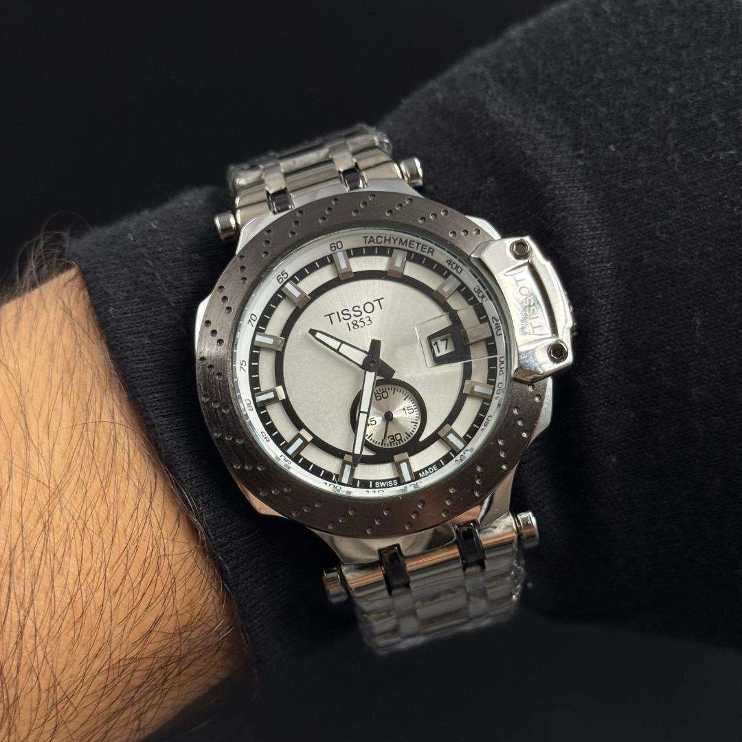 Reloj Metálico Plateado con Esfera Plateada y Detalles Negros | Estilo Elegante Premium