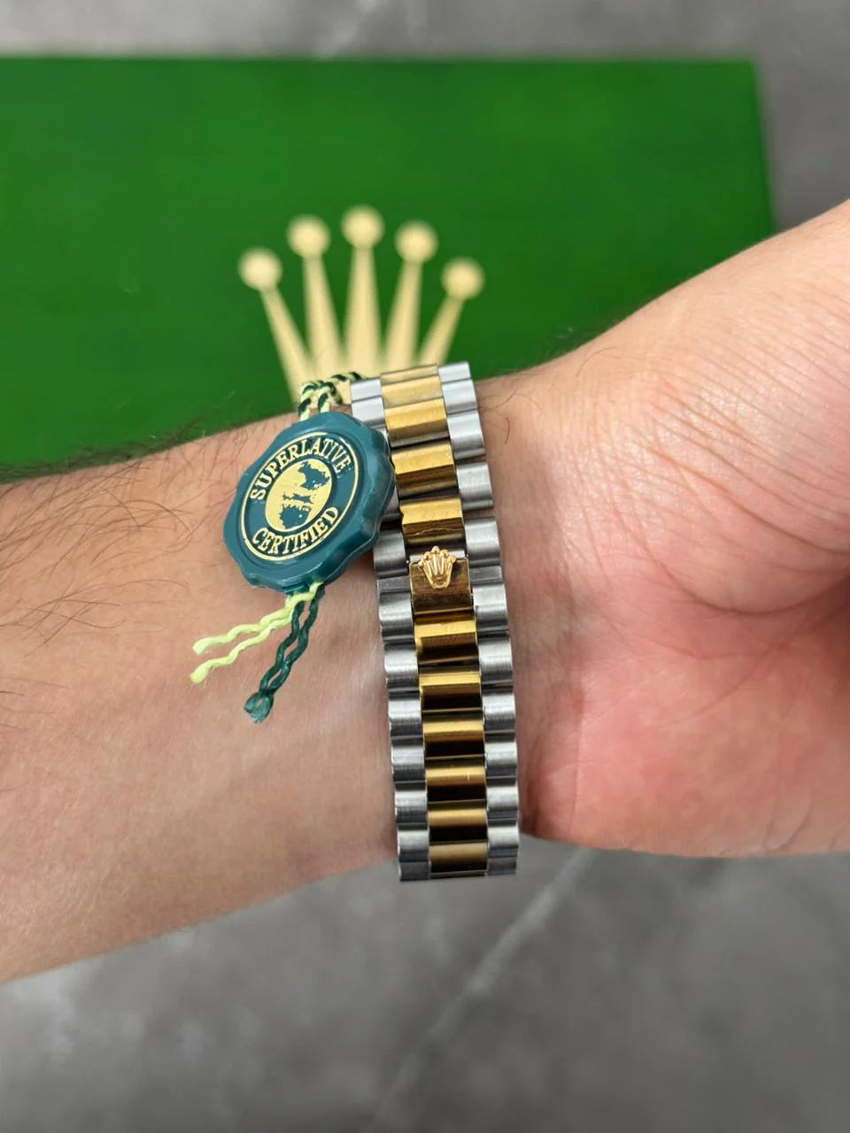 Reloj Bicolor Dorado con Esfera Negra Estilo Árabe | Diseño Elegante Premium