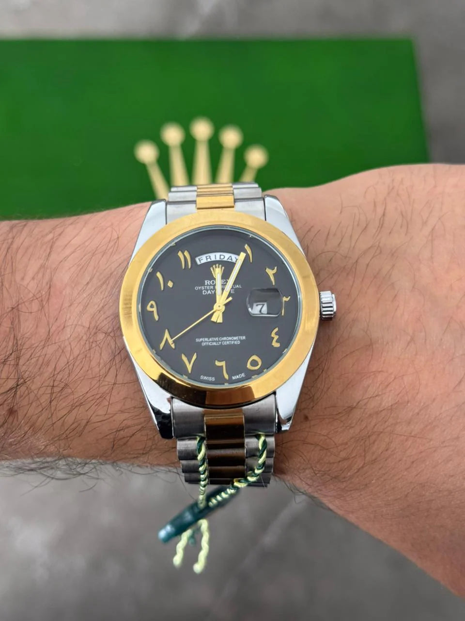 Reloj Bicolor Dorado con Esfera Negra Estilo Árabe | Diseño Elegante Premium