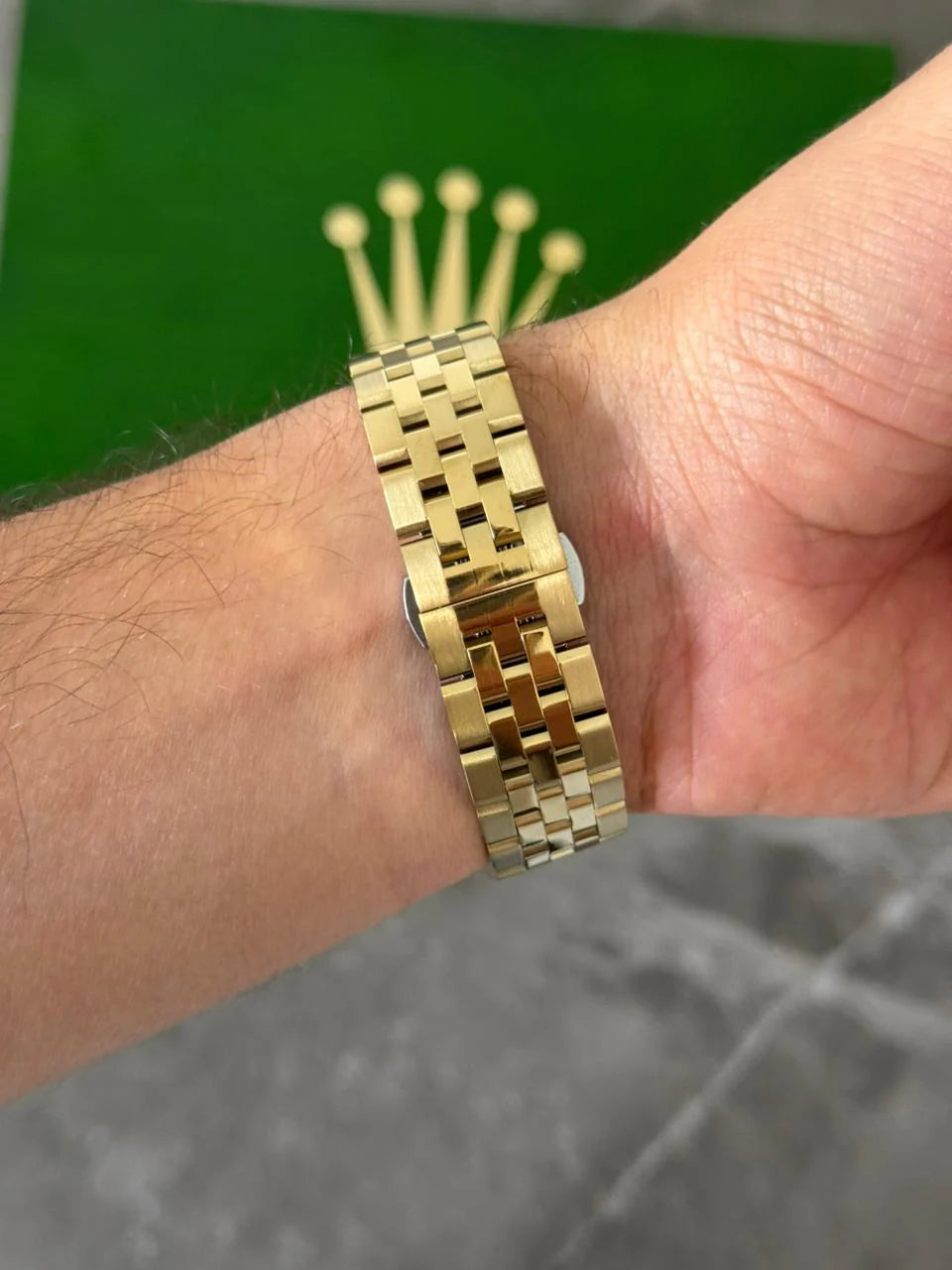 Reloj Dorado con Esfera Negra y Detalles Tipo Diamond | Estilo Luxury Premium