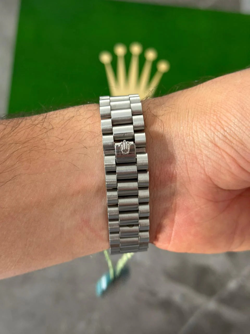 Reloj Plateado con Esfera Verde Estilo Árabe | Diseño Elegante Moderno Premium