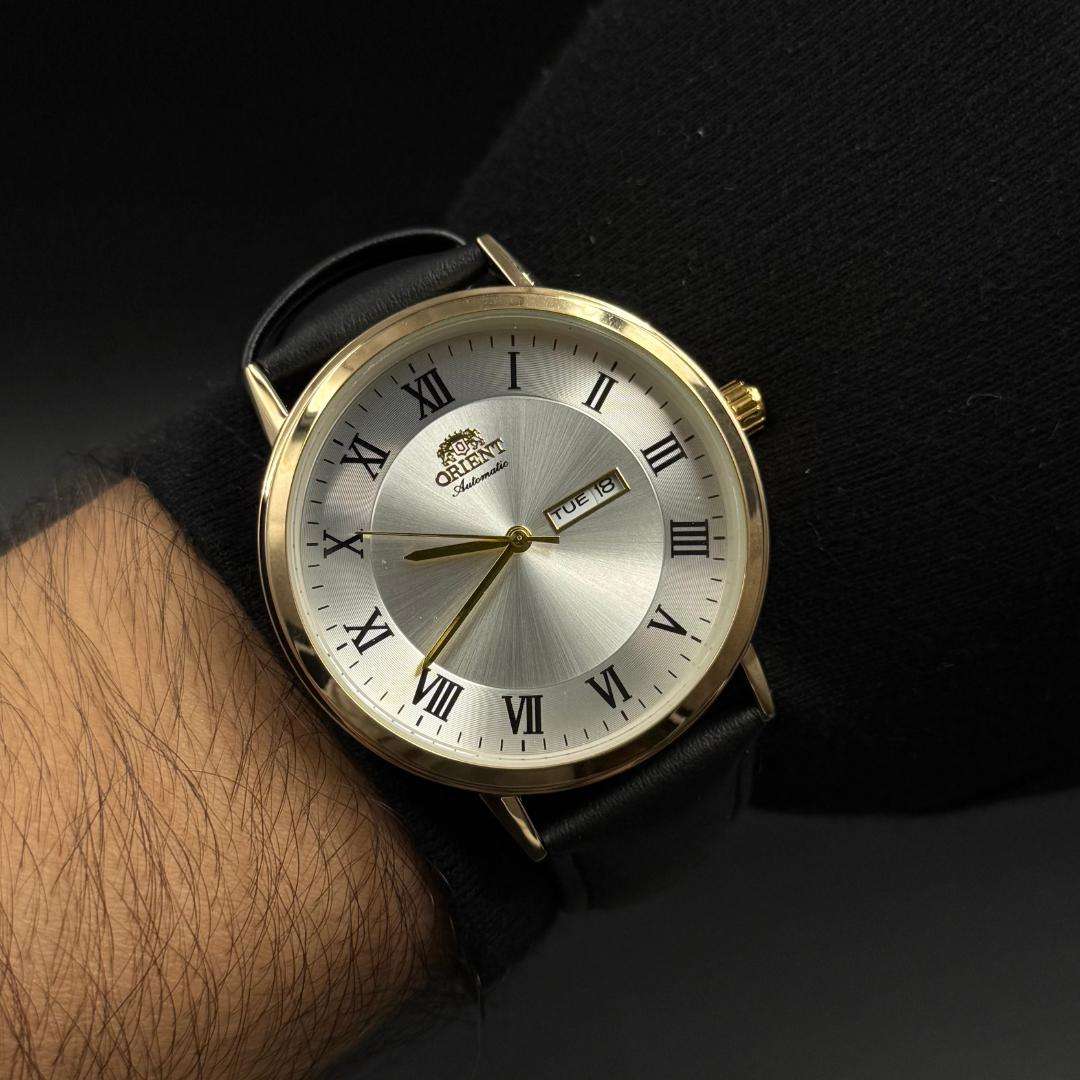 Reloj Cuero Negro con Esfera Plateada y Detalles Dorados | Estilo Luxury Elegante