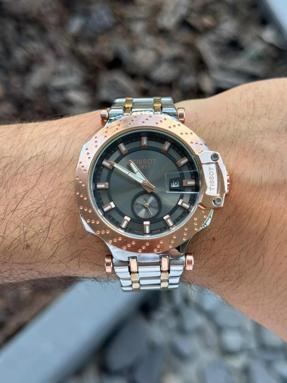 Reloj Metálico Bicolor Oro Rosa con Esfera Negra | Estilo Luxury Moderno